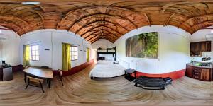 a large room with wooden ceilings and wooden floors at Cabañas Sierra Gorda in Jalpan
