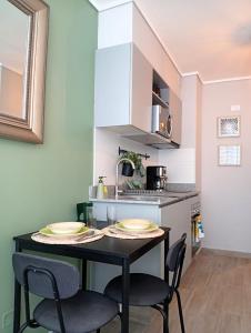 Una cocina con una mesa y sillas en una habitación. en Park and Movistar Arenas D106, en Santiago