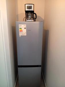 Una licuadora encima de un refrigerador en Park and Movistar Arenas D106, en Santiago