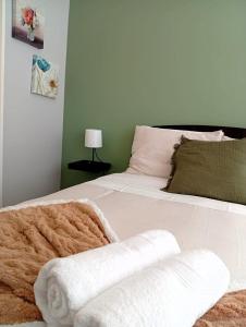 Un dormitorio con dos camas con toallas encima. en Park and Movistar Arenas D106, en Santiago 27 fotos más