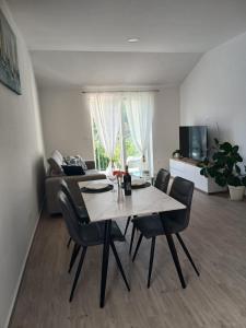 RazvalaにあるApartman Lasko 1のリビングルーム(ダイニングテーブル、椅子付)