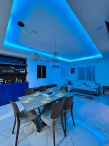 Un comedor con mesa y sillas en perfect villa, en Punta Cana