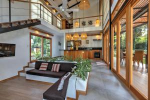 un salon avec un canapé et une table dans l'établissement Porto Alegre Resort, à Punta Uva