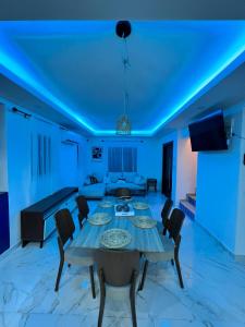 Una sala de estar con una mesa y una luz azul. en perfect villa, en Punta Cana