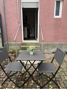 una mesa y dos sillas frente a un edificio en City-Apartment - zentral mit schöner Terrasse, en Herne 4 fotos más