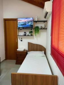 En eller flere senge i et værelse på Hostel Recanto Verde