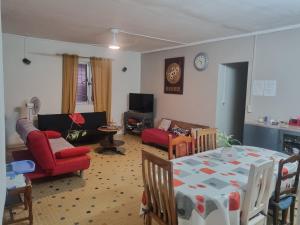 una sala de estar con una mesa y una sala de estar con un sofá y una mesa en Maison YZIDEE, en Fort-de-France