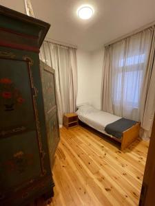 a bedroom with a bed and a dresser in a room at Gasthaus Liam 3 in Bendorf