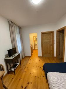 a bedroom with a bed and a desk with a computer at Gasthaus Liam 3 in Bendorf