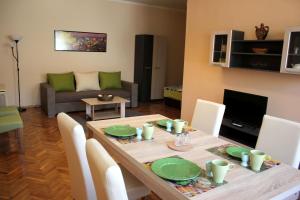 a living room with a table and a couch at Veva Apartman - Eger Magánszálláshely in Eger