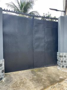 un cancello nero con una recinzione a maglie di catena di Dersym Apartment a Port Harcourt