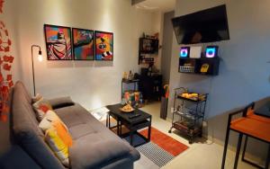 a living room with a couch and a flat screen tv at StudioRD Copacabana 250m da praia esquina com a Rua do Copacabana Palace Rodolfo Dantas in Rio de Janeiro