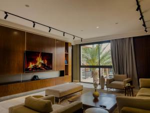 マラケシュにあるM Résidence Marrakech Luxury Serviced Apartmentsのリビングルーム(壁に暖炉付)