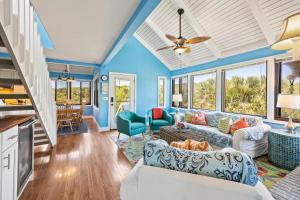 Una sala de estar con paredes y techo azules. en SL912: 912 Sealoft, en Seabrook Island