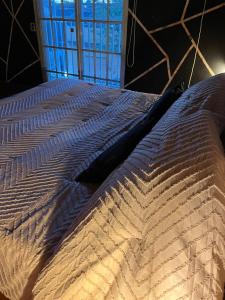 Una cama grande en un dormitorio con ventana. en Oli airport, en Ezeiza