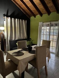 Un comedor con mesa y sillas en Oli airport, en Ezeiza