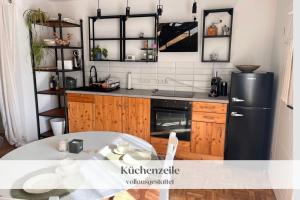 Kuchyň nebo kuchyňský kout v ubytování Ferienwohnung "Hannes & Toni", Urlaub in der Pfalz, S-Bahn 2 Min, WLAN & Parkplatz kostenlos, hundefreundlich