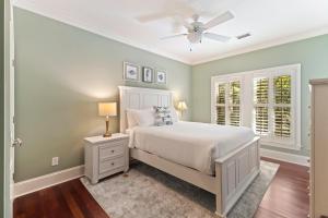 シーブルック・アイランドにあるBW3038: 3038 Baywood Driveのベッドと天井扇風機のある寝室 +46枚の写真