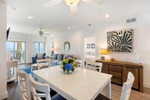 sala de estar y comedor con mesa blanca y sillas en WS5127: 5127 Windswept, en Kiawah Island
