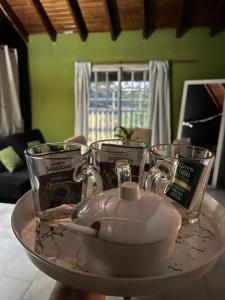 bandeja con una tetera y vasos en una mesa en Oli airport, en Ezeiza