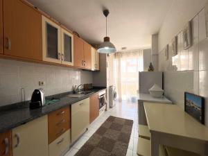 a kitchen with a sink and a refrigerator at vianahouse in Apúlia
