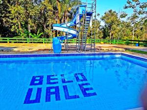 een blauwe glijbaan in een zwembad met een ladder bij Pousada e Pesqueiro Belo Vale in Juquiá +6 foto's
