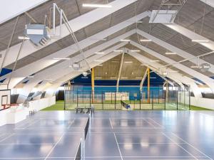 eine leere Turnhalle mit einem Basketballplatz in der Unterkunft 7 person holiday home in Ebeltoft in Ebeltoft