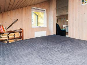 Un dormitorio con una cama en una habitación con ventana. en 6 person holiday home in Knebel-By Traum, en Knebel