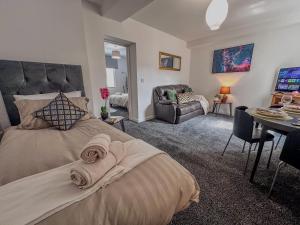 En eller flere senge i et værelse på Spacious 1 Bedroom City Center Flat in Derby