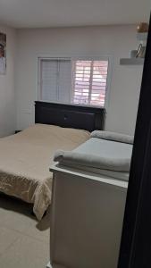 a bedroom with a bed and a window at נוף לגלבוע in Bet Sheʼan