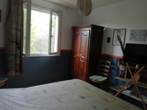 une chambre avec un lit, une commode et une fenêtre dans l'établissement Chambre du milieu chez l'habitant, à Lorgues 9 autres photos