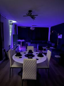 comedor con mesa, sillas e iluminación púrpura en Cozy Stay with Pool Relax with Easy Access to Highway, en Maxwell