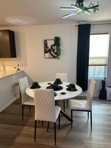 Un comedor con una mesa y sillas blancas. en Cozy Stay with Pool Relax with Easy Access to Highway, en Maxwell 60 fotos más