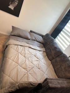 Una cama grande en un dormitorio con ventana. en Cozy Stay with Pool Relax with Easy Access to Highway, en Maxwell