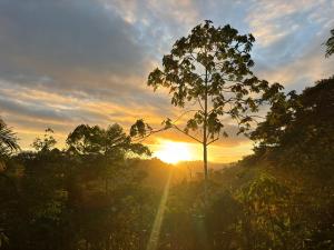 Východ nebo západ slunce při pohledu z chaty nebo okolí