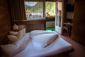 Postel nebo postele na pokoji v ubytování Berghotel Sonne