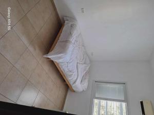 a mattress sitting on the wall of a room at יחידת נוף לגלבוע in Bet Sheʼan