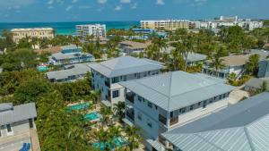 une vue aérienne d'un complexe hôtelier avec l'océan dans l'établissement Casa Junonia - 1032L, à Siesta Key