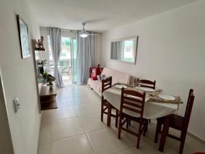 Et opholdsområde på Apartamento aconchegante vista mar e piscina em cond de Arraial do Cabo