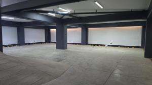 een lege kamer met witte billboards in een gebouw bij MOON Edificio in San Vicente de Cañete