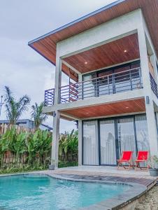 Casa con balcón y piscina en Umah Adenium Ubud, en Tegalalang