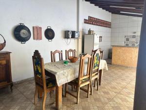 a kitchen with a table and chairs and a refrigerator at Casa de Vó - Casa Inteira in Uberaba