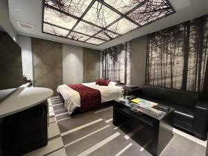 En eller flere senge i et værelse på Hotel The Moon -Adult Only-