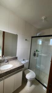 ein Badezimmer mit Toilette, Waschbecken und Dusche in der Unterkunft Apartamento Tennis Prime in Oliveira + 9 Fotos