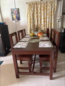 MirikにあるSungava homestayの木製ダイニングテーブル(椅子、テーブル付)