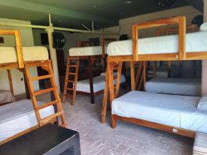 Μία ή περισσότερες κουκέτες σε δωμάτιο στο Hostal Iker Tulum +16 φωτογραφίες
