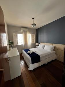 パルナイバにあるCasa litoralの青い壁の大きなベッドのある寝室