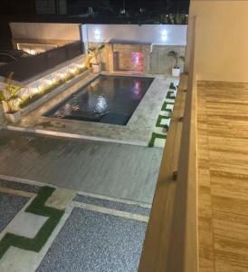 a swimming pool in the middle of a building at Cómodo apto punta Popi a un minuto de la playa in Las Terrenas