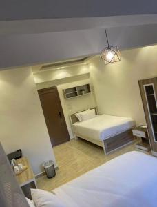 Ένα ή περισσότερα κρεβάτια σε δωμάτιο στο Aurum Pyramids View