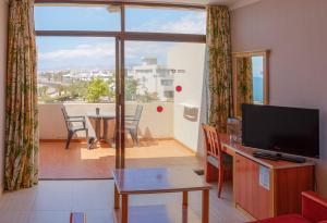 TV a/nebo společenská místnost v ubytování Hotel Beatriz Playa & Spa